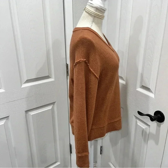 Wishlist reverse hem v- neck neutral brown sweater - Picture 4 of 9